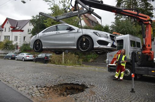 Straße senkt sich bedrohlich ab – Daimler steckt fest