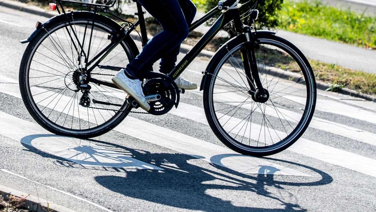  Radfahrer kämpfen an Zebrastreifen mit Autofahrern häufig um ihre Rechte. Doch was darf man mit dem Fahrrad an den Straßenübergängen wirklich? Wir erklären, wie es sich verhält – und welche Tricks es dabei gibt. 
