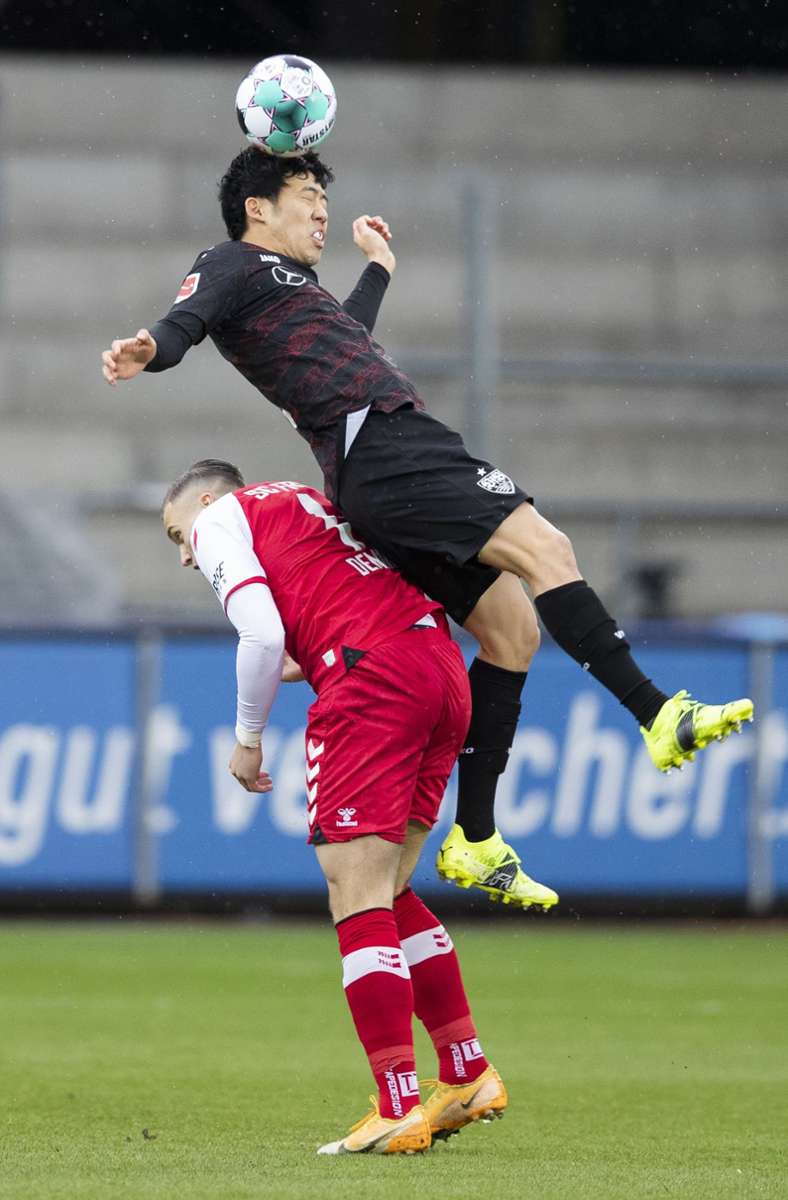 Freiburgs Ermedin Demirović in Aktion gegen Stuttgarts Wataru Endo.