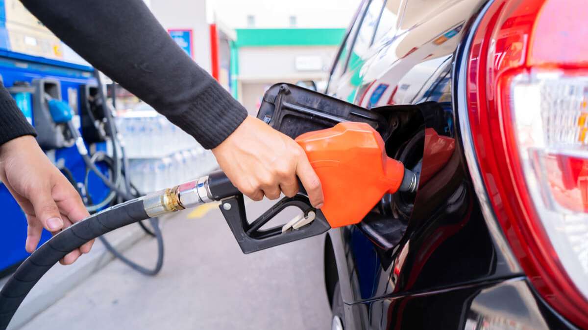 Die Spritpreise befinden sich auf einem anhaltenden Hoch und es ist kein Ende in Sicht. Autofahrer fragen sich daher, ob und wann Benzin wieder billiger wird? Mehr dazu im Artikel.
