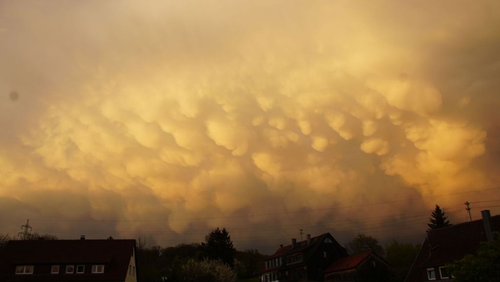 Rätselhafte „Mammatus“: Was es mit den seltsamen Wolken über Stuttgart auf sich hat