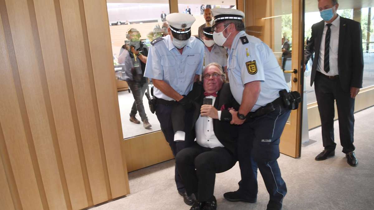 Wieder Polizei im Landtag Baden-Württemberg: Abgeordneter Fiechtner lässt sich aus Parlament heraus tragen