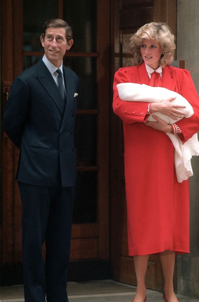 ... verblüffend an das Kostüm, das Diana 1984 für den gleichen Anlass wählte: Ins blütenweiße Deckchen war damals Prinz Harry gewickelt, der zweite Sohn des Paares.