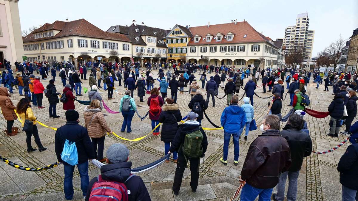  In Ludwigsburg und Steinheim gab es am Wochenende zwei Gegenveranstaltungen zu den „Montagsspaziergängen“. In der Barockstadt wurde eine lange Menschenkette gebildet, in Steinheim flackerten Kerzen. 