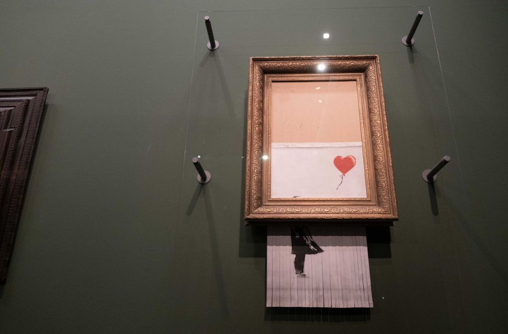Finger weg! Damit niemand auf die Idee kommt, die schmalen Papierstreifen anzufassen, wurde vor Banksys „Love is in the Bin“ eine große Schreibe montiert.