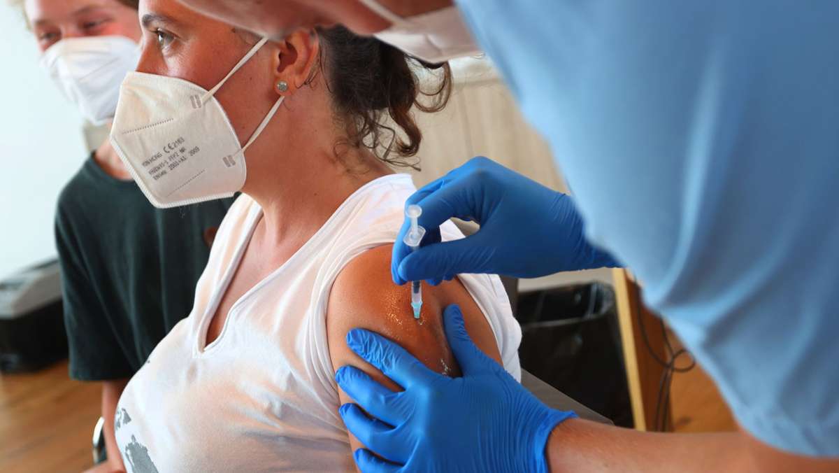 Auffrisch-Impfung  ab September: Dritte Impfwelle müssen Ärzte leisten