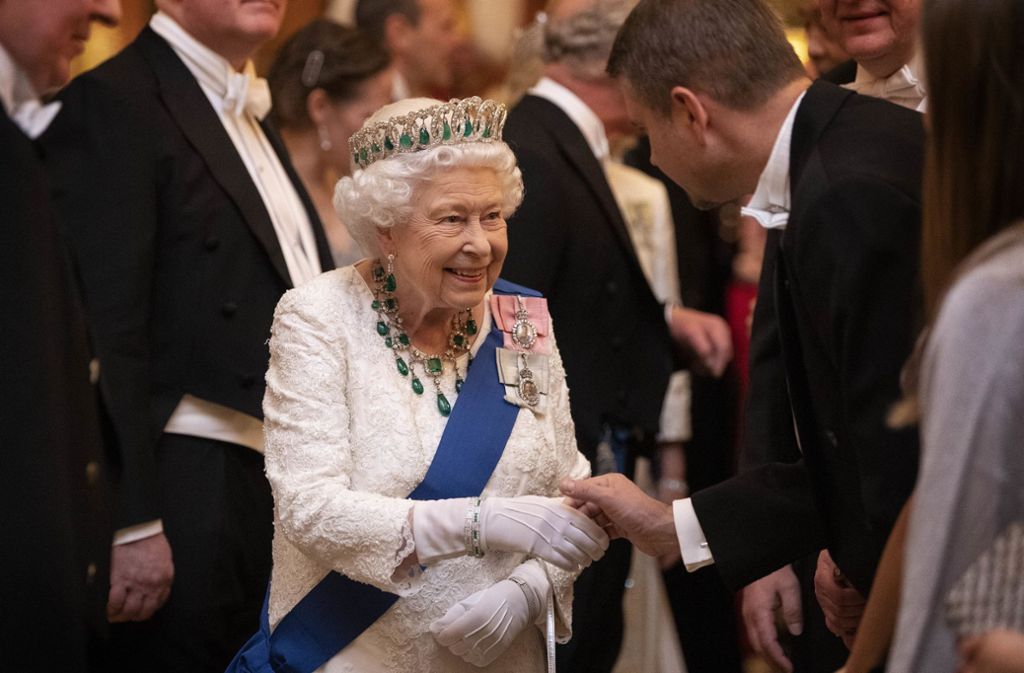 Jedes Jahr lädt Queen Elizabeth II. die Mitglieder des Diplomatischen Corps vor Weihnachten zu einem festlichen Empfang in den Palast ein.
