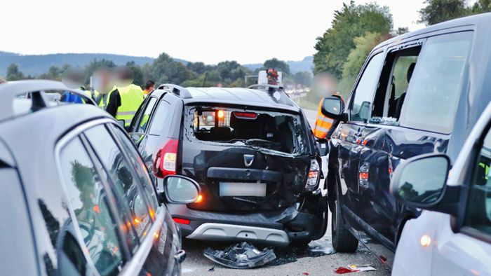 Unfall mit sieben Autos –  mehrere Verletzte