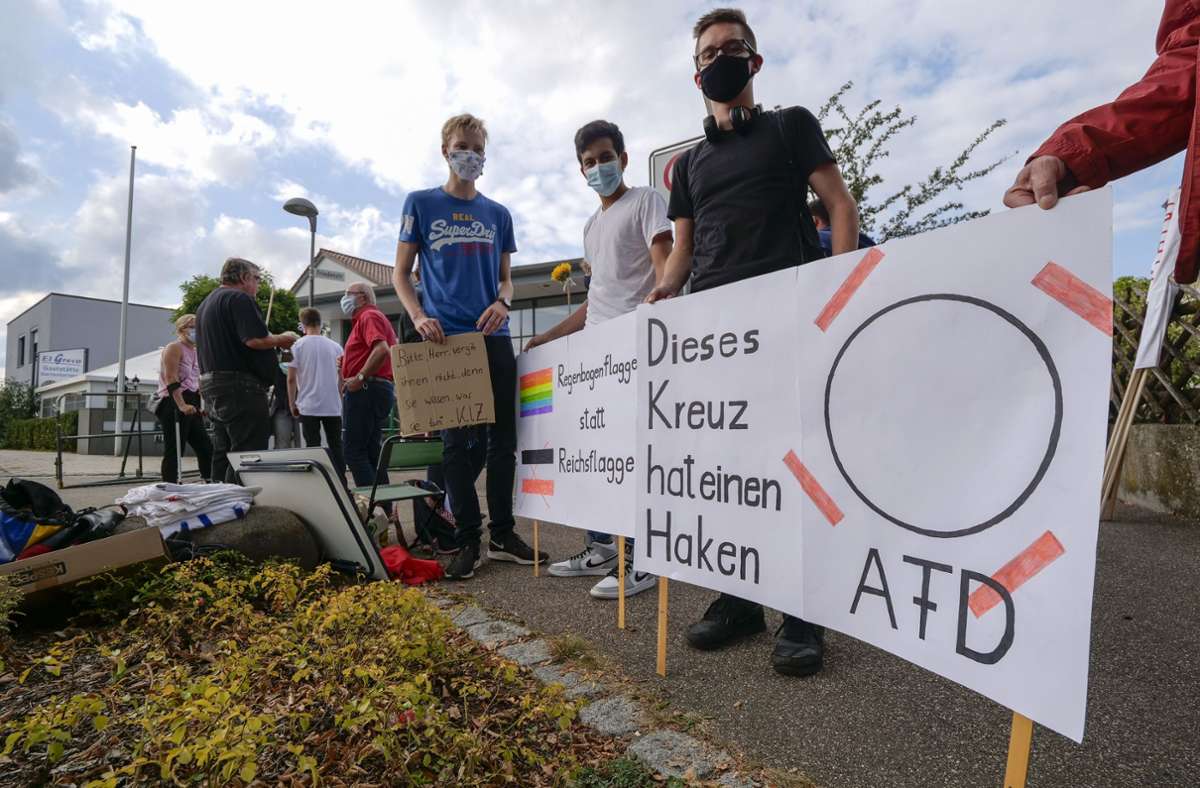 Laut der Polizei nahmen geschätzt rund 200 Personen an den Gegendemonstrationen des SPD-Ortsvereins und der Partei in Hemmingen teil.