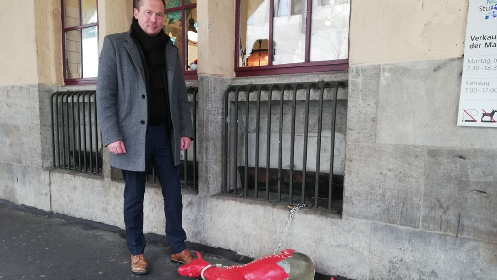  Märkte Stuttgart hat drei Ziegenimitate aus rotem Kunststoff an den Eingängen zur Markthalle postiert. Doch schon nach einem Tag beschädigt ein Unbekannter eine Figur an der Münzstraße. 