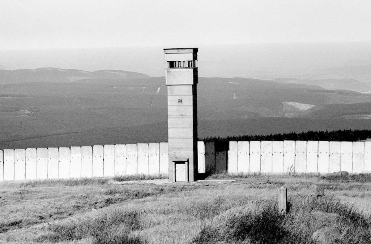 Der Brocken im Jahr  1990 mit den Überresten der DDR-Grenzbefestigung Foto: akg-images/Brigitte Hellgoth