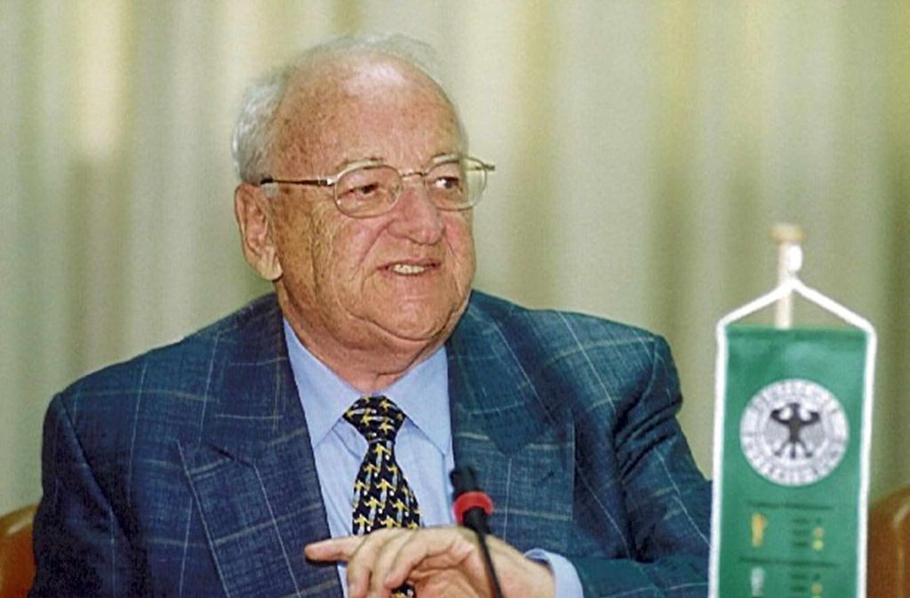 1992 bis 2001: Noch heute erinnert die Egidius-Braun-Stiftung an den ehemaligen Präsidenten, der 1992 vom DFB-Schatzmeister zum Präsidenten wurde. 2001 trat er in Magdeburg auf eigenen Wunsch ab.
