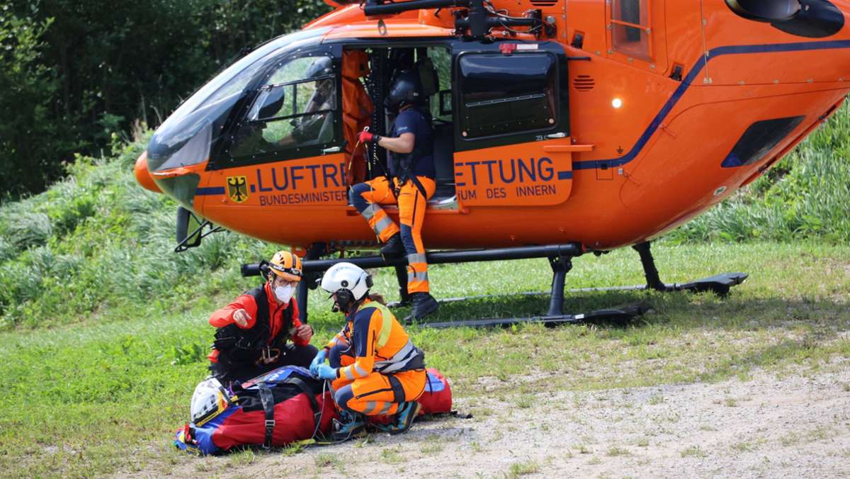  In Lenningen (Kreis Esslingen) kam es am Sonntagabend zu einem Unfall. Eine 38-Jährige war beim Klettern abgestürzt und musste von einem Hubschrauber in eine Klinik gebracht werden. 