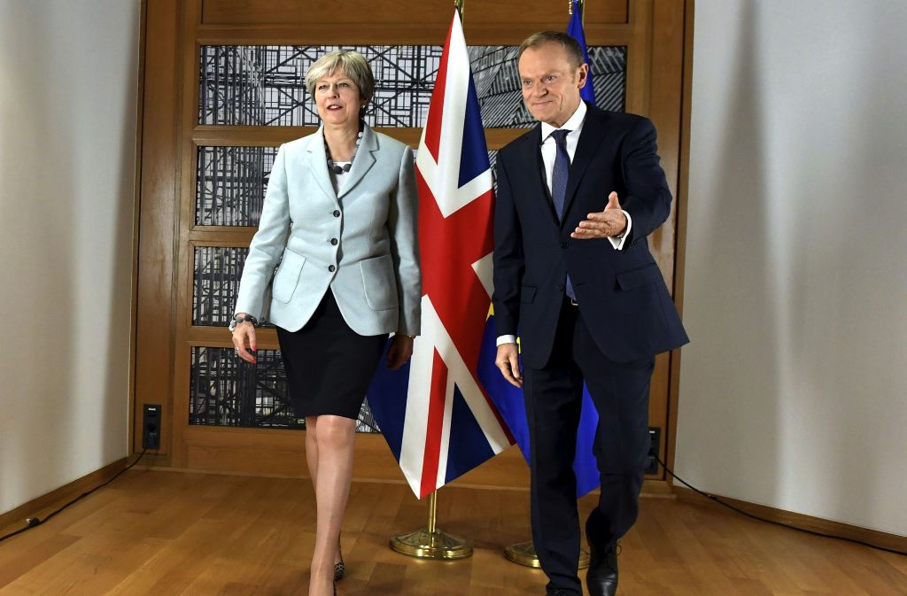 Premierministerin Theresa May (links) und  EU-Ratspräsident Donald Tusk streben wieder in die gleiche Richtung. Foto: AP