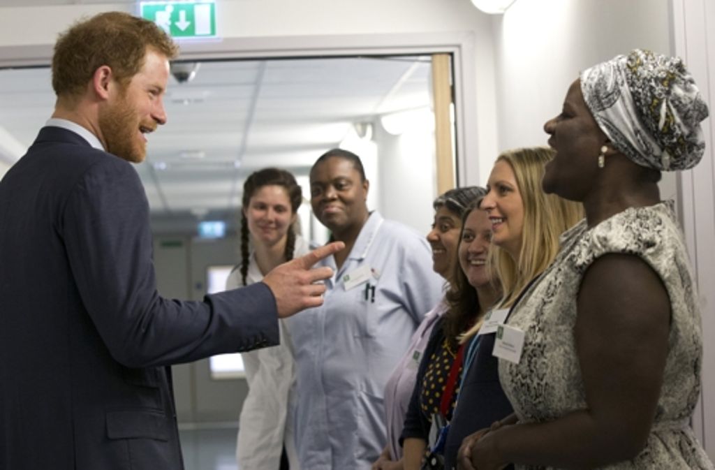 Angestellte des Mildmay Hospital berichten dem Prinzen, wie seine Mutter privat abends Patienten besuchte.