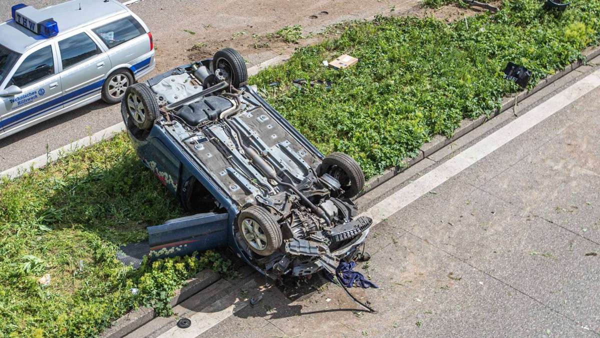 Unfall  bei Stuttgart-Zuffenhausen: 22-jähriger  Toyotafahrer überschlägt sich auf B27