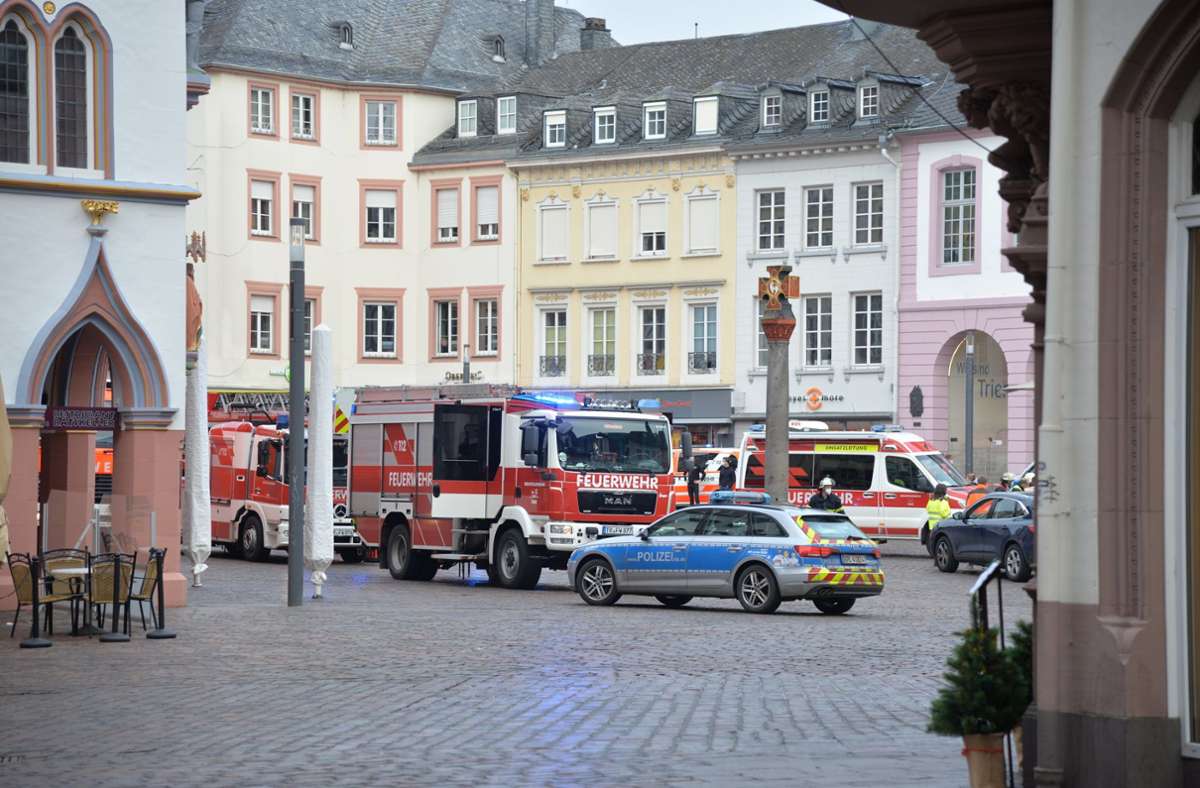 Bei einem Vorfall mit einem Auto sind in der Innenstadt von Trier zahlreiche Menschen verletzt und mehrere Menschen getötet worden.