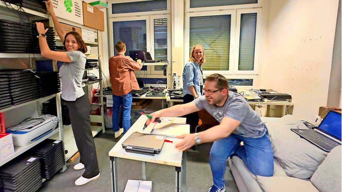 Ehrenamt in Stuttgart: Mehr als 1000 Laptops fit gemacht und verschenkt