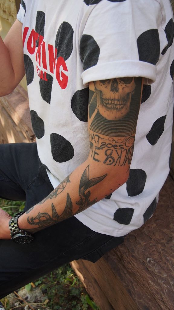 Die einzigen Tattoos, die eine Bedeutung hätten, seien zum einen der Spruch am linken Arm: "What goes around comes back around"...