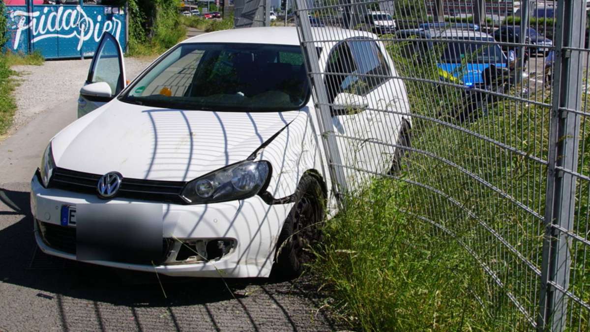 Unfall in Stuttgart: Autofahrerin kommt von B10 ab und landet auf Radweg