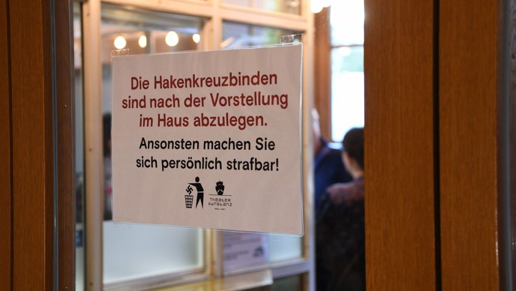 „Mein Kampf“ in Konstanz: Hakenkreuz oder Judenstern? Umstrittene Inszenierung feiert Premiere