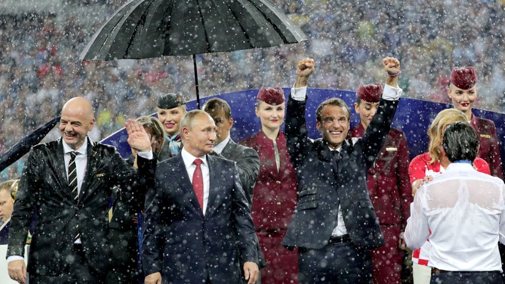 Fußball-WM in Moskau: Alle stehen im Regen außer Präsident Putin