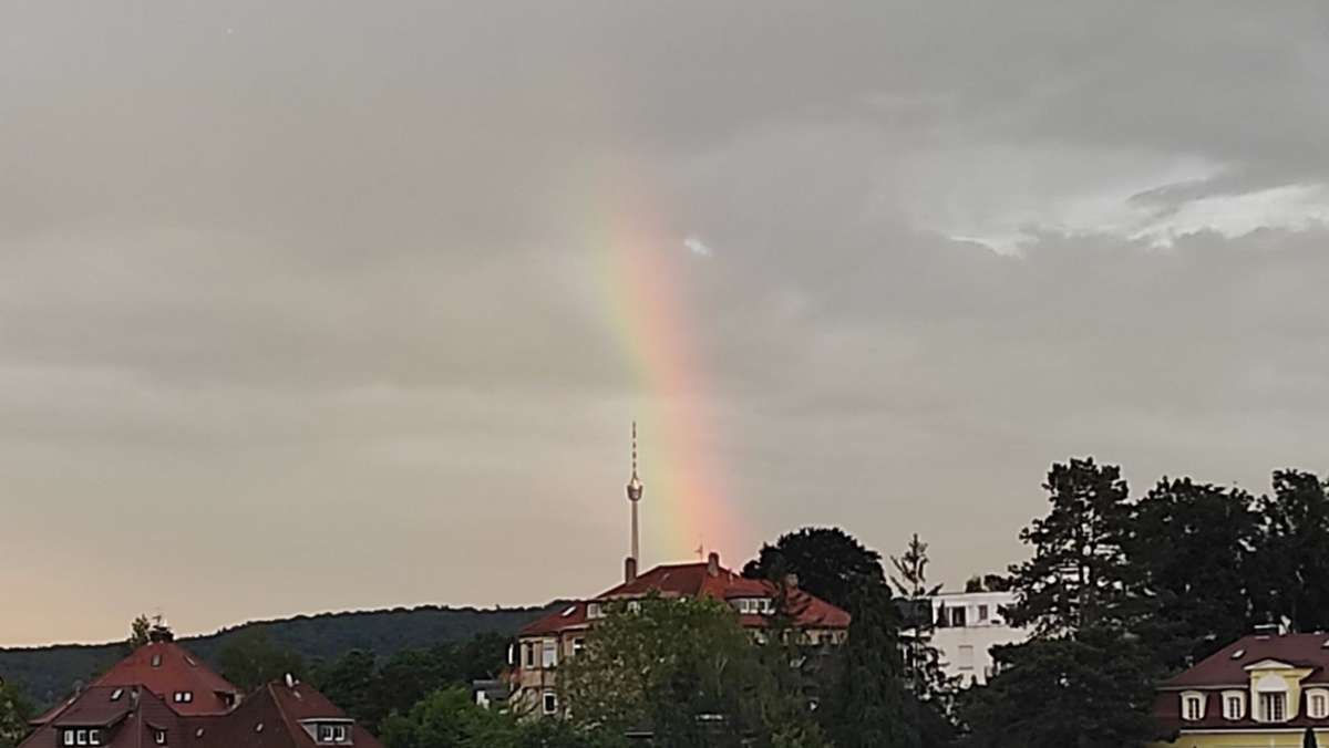 Regenbogen über Stuttgart: Der Himmel über der Stadt setzt ein Zeichen