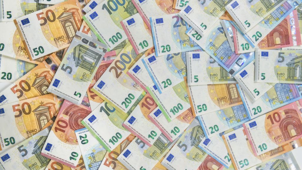 Marxell bei Karlsruhe: Älteres Ehepaar wirft 8000 Euro in Altkleidercontainer