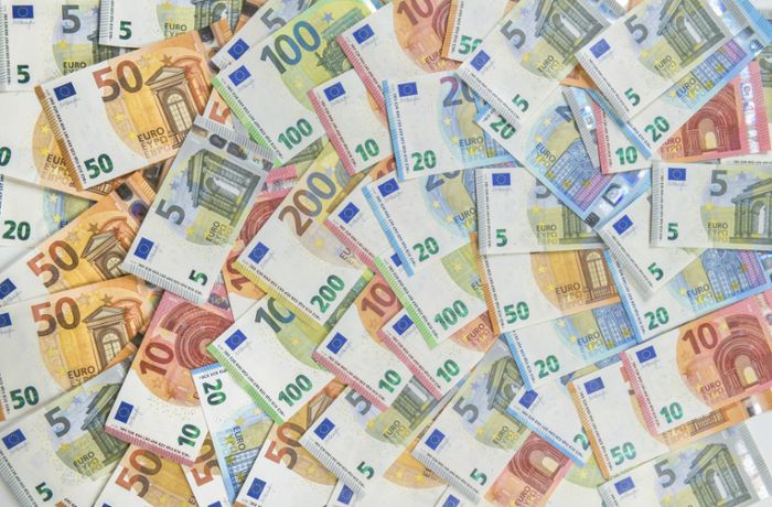 Älteres Ehepaar wirft 8000 Euro in Altkleidercontainer