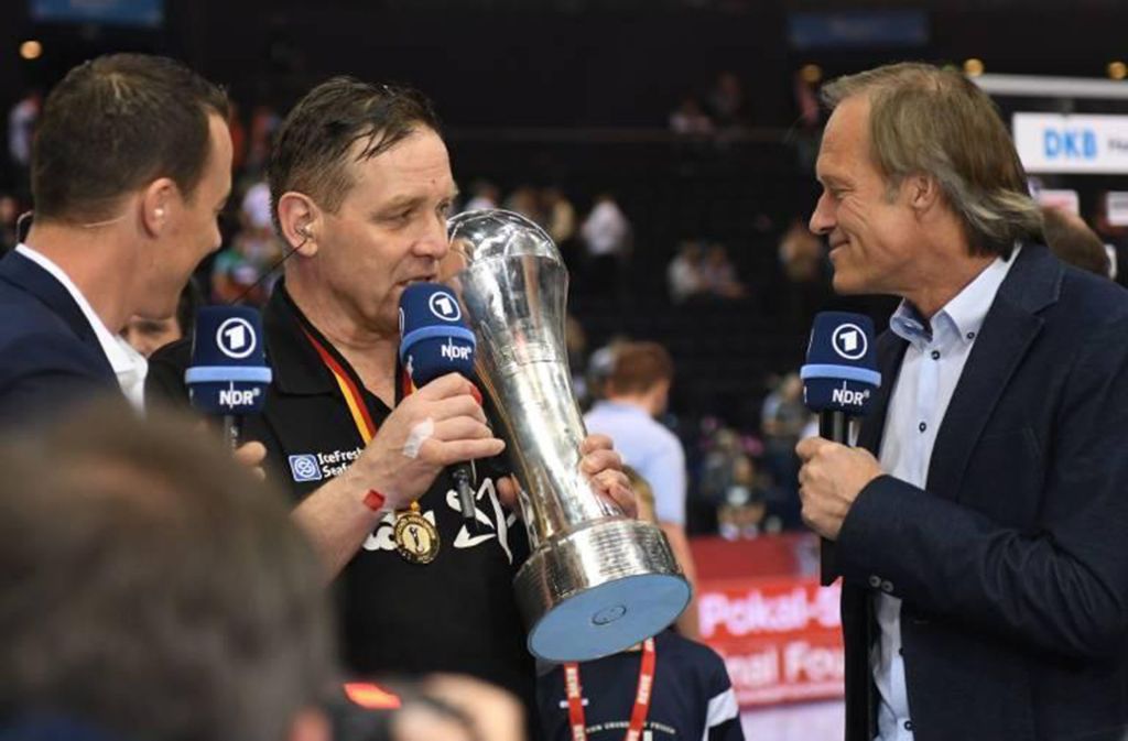 Alfred Gislason mit dem DHB-Pokal nach dem Triumph im April 2019, sein letzter nationaler Titel mit dem THW Kiel. Danach machte der Hobby-Angler und Historiker mit dem Faible für ein Glas spanischen Rotwein und dunkle Schokolade erst einmal Pause.