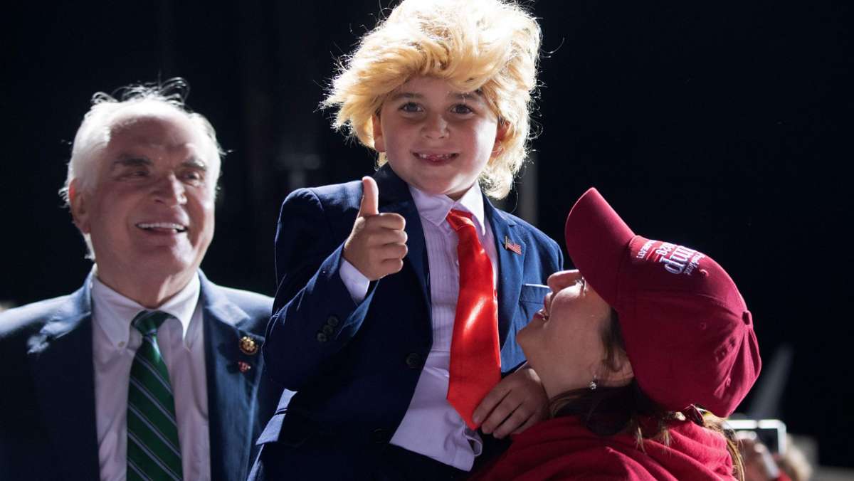 Donald Trump hält Rally: Der Mini-Trump ist das Lieblingsmotiv der Fotografen