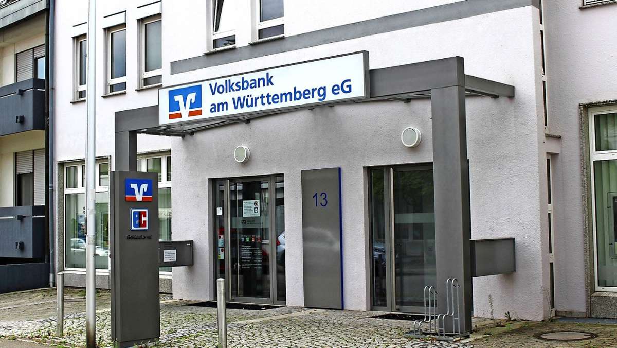  Die Volksbank am Württemberg hat in ihrer Filiale an der Fenchelstraße in Stuttgart-Heumaden den Bedienschalter geschlossen. Kunden und Anteilseigner haben das aus der Zeitung erfahren, obwohl die Bank sagt, sie habe informiert. Wie kommt es zu der Kommunikationspanne? 
