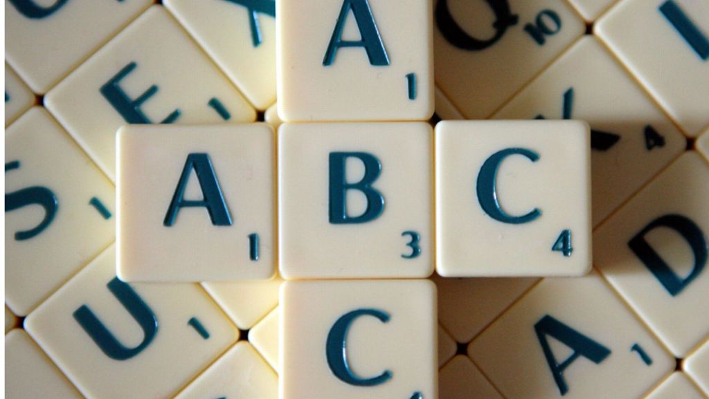 Nagold: Männer spielen Scrabble auf Kinoanzeige