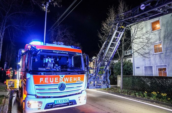 Kellerbrand in Esslingen: Feuerwehr holt Familie mit Leiter aus verrauchtem Haus
