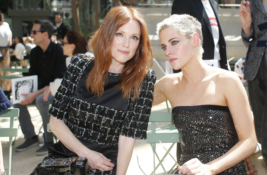 Chanel-Fans unter sich: die Schauspielerinnen Julianne Moore und Kristen Stewart kamen zu Lagerfelds Haute-Couture-Schau.