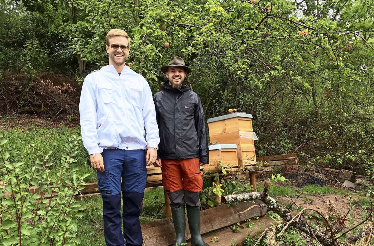 Sebastian Wolf (links) und Sven Siever haben die Wiese einer älteren Dame übernommen, auf Vordermann gebracht und nutzen dort jetzt die Synergieeffekte von Obstbau und Bienenhaltung. Vorgeschlagen wurden sie von Constanze Hapke-Amann.