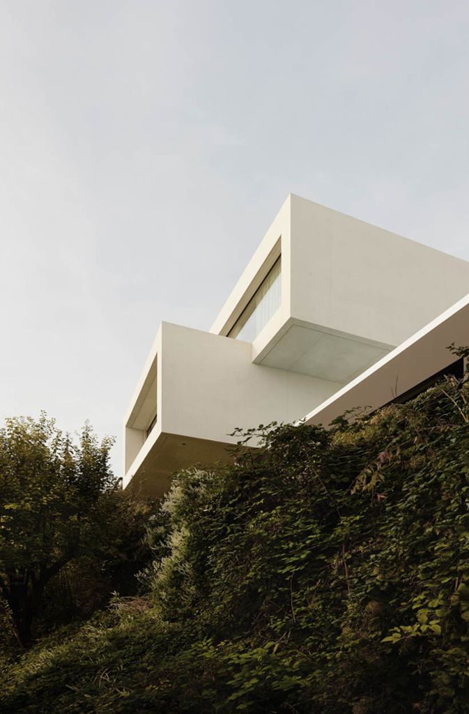 Daluz Gonzalez Architekten wurden für diese See-Villa in Herrliberg am Zürichsee mit einer Anerkennung bedacht. Ganzflächig öffnen sich die Fensterfronten zum See.