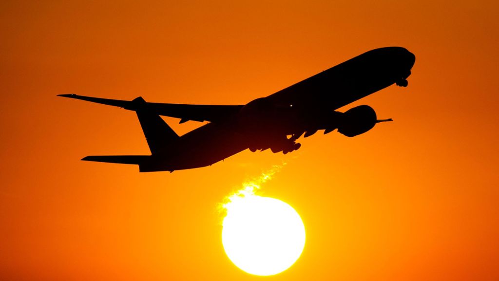  Bei einem annullierten Flug können Pauschalreisende nur vom Reiseveranstalter Erstattung fordern und nicht direkt von der Airline. Der Europäische Gerichtshof (EuGH) hat dies am Mittwoch entschieden. 