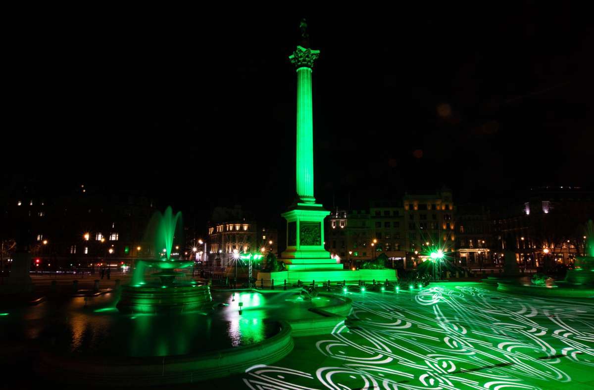 Großbritannien, London: Die Nelsonsäule auf dem Trafalgar Square wird anlässlich des St. Patrick’s Days grün beleuchtet. In der Bilderstrecke sehen Sie weitere, grün angestrahlte Sehenswürdigkeiten. Foto: dpa/David Parry