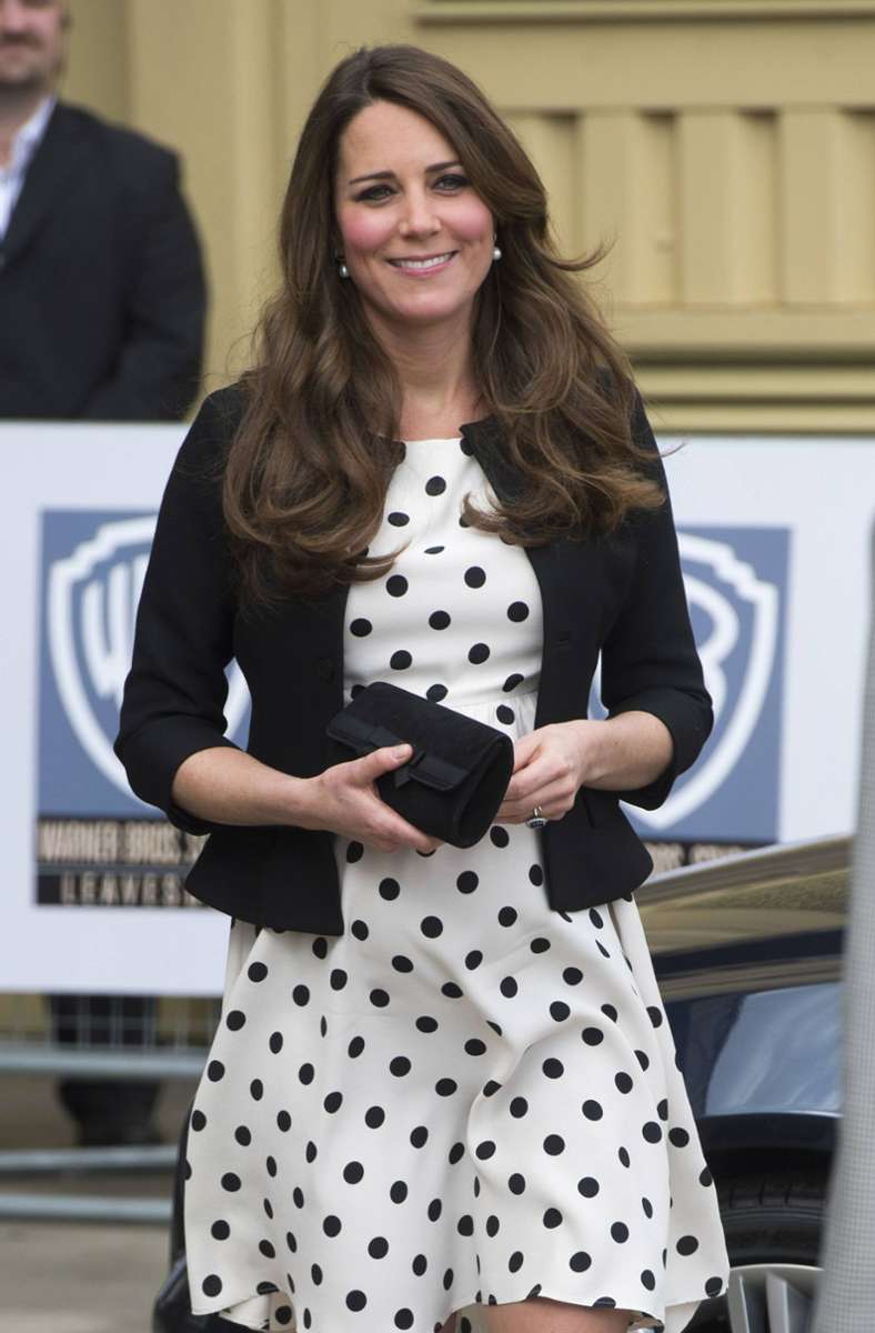 Auch in ihren Schwangerschaften machte Herzogin Kate vor, dass man sich für kleines Geld schick kleiden kann: 2013 wurde dieses Pünktchenkleid von Topshop (circa 68 Euro) ihr Lieblingsstück – Kate trug es sogar mehrmals.