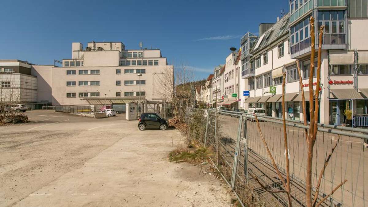  Die Zukunft des Karstadt-Areals beschäftigt die Esslinger Kommunalpolitik seit vielen Jahren. Pläne zur Bebauung des Parkplatzes hinter dem Kaufhaus gab es schon häufiger – nun wagt ein neuer Investor einen weiteren Anlauf. Mit einem neuen Bebauungsplan hat die Stadt den Weg für die Neuordnung freigemacht. 