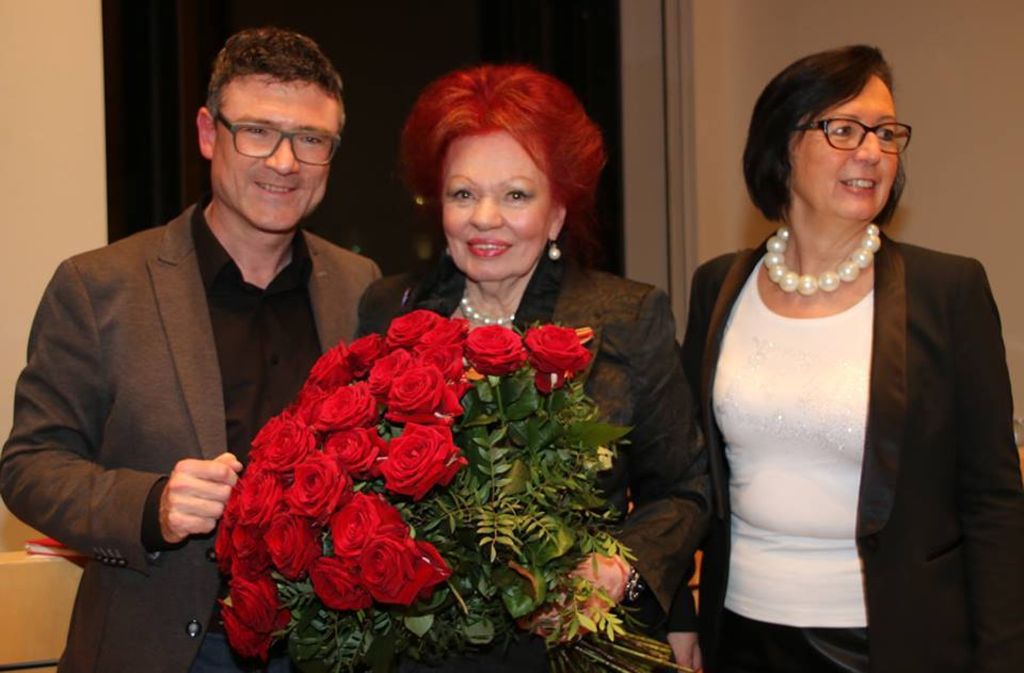 MdB Stefan Kaufmann mit Blumen für Laura Halding-Hoppenheit.