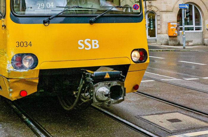 Stuttgart-West: Nissan-Fahrer kollidiert mit Stadtbahn