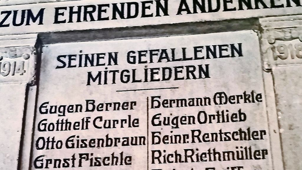 Uhlbacher Gedenkstein: Alte Bronzetafeln  in  neuer Turnhalle