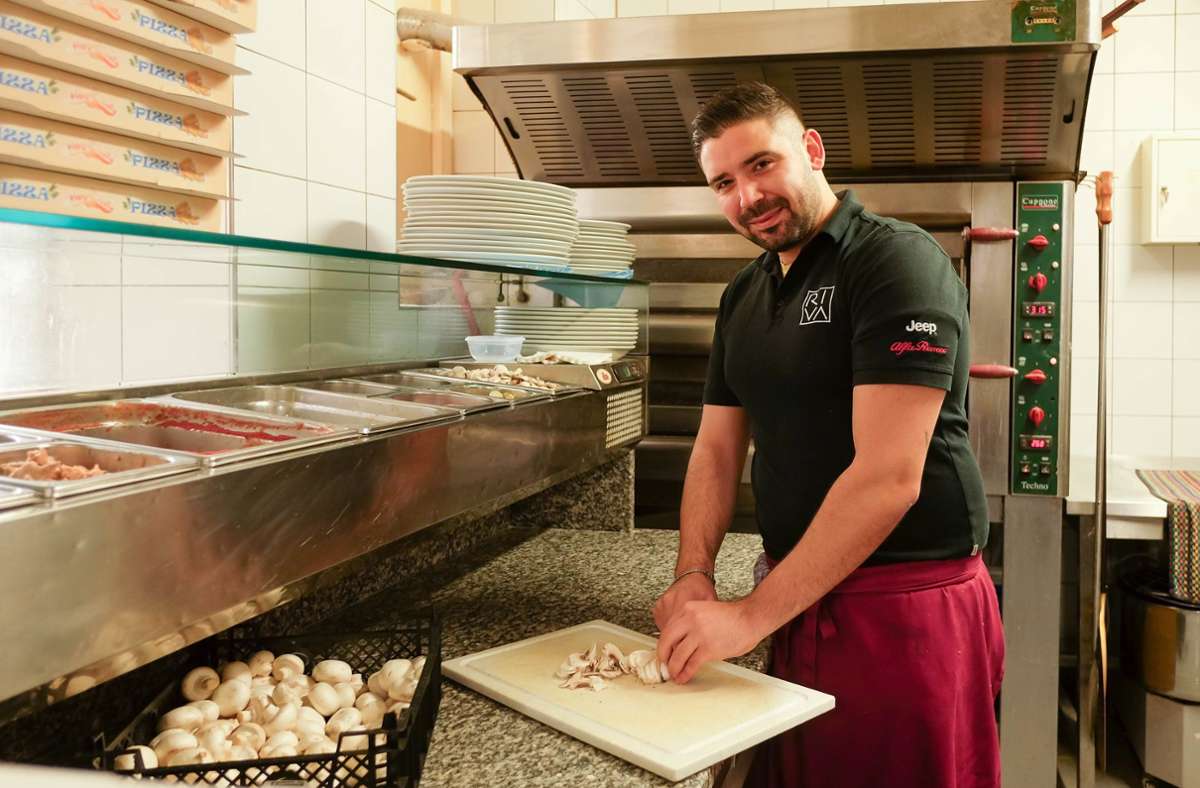 Hand gemacht: Lorenz Bellusci ist im Riva für die Pizza zuständig.
