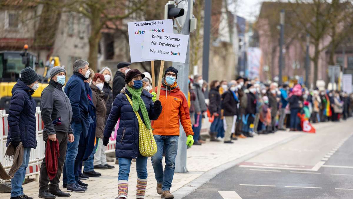  Die Gegendemo zur AfD-Kundgebung in Herrenberg mobilisiert viele Menschen. Die Polizei spricht von einem nahezu störungsfreiem Verlauf. 