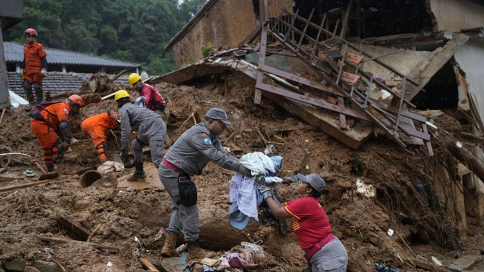 Mindestens 120 Tote nach Erdrutschen  –  wieder Regen