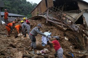 Mindestens 120 Tote nach Erdrutschen  –  wieder Regen