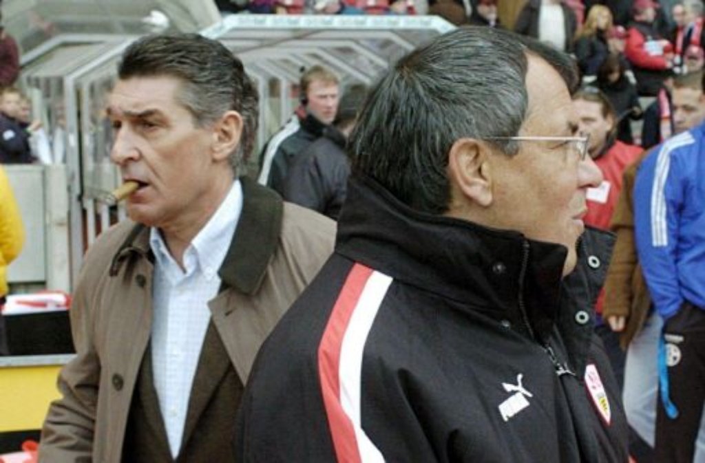 VfB-Trainer Felix Magath (rechts) im Februar 2004 mit dem damaligen Schalke-Manager Rudi Assauer.