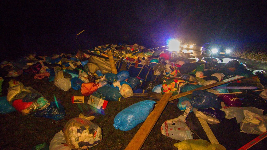 Rems-Murr-Kreis: Acht Tonnen Altkleidung bei Kleinaspach im Graben gelandet